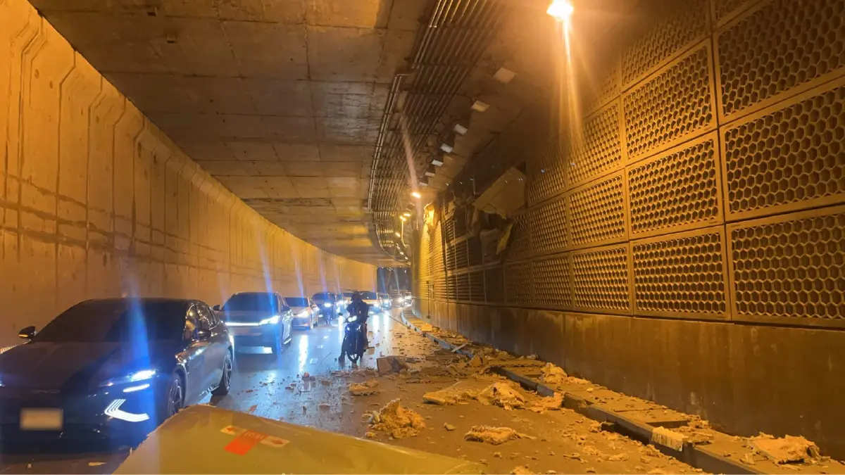 รถพ่วงชนอุโมงค์กรุงเทพกรีฑาขาออก ท่อระบายอากาศร่วง รถติดหนัก