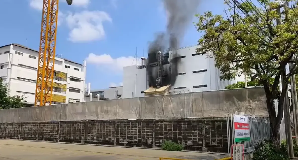 ด่วน ไฟไหม้โรงงานใหญ่ 'นิคมฯ ดัง' เขตประเวศ ควันดำพุ่งท่วมหลังคา