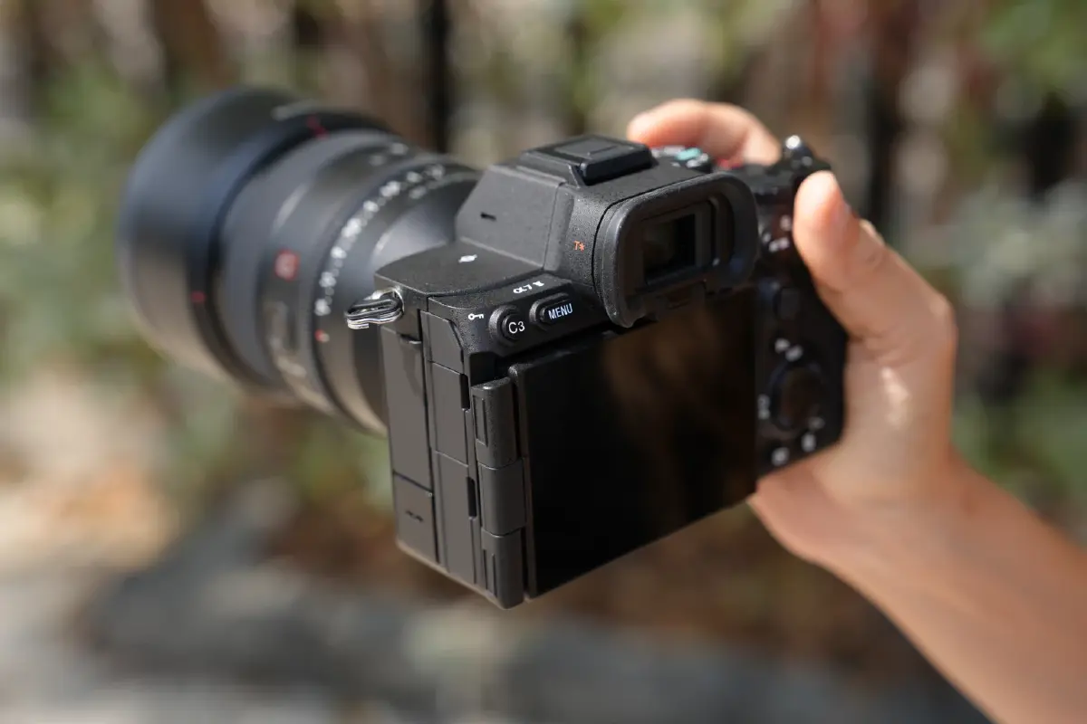 ดีจริงไหม? รีวิว 'Sony Alpha 7 V' หน้าตาคล้ายเดิม เพิ่มเติมฉลาดขึ้น