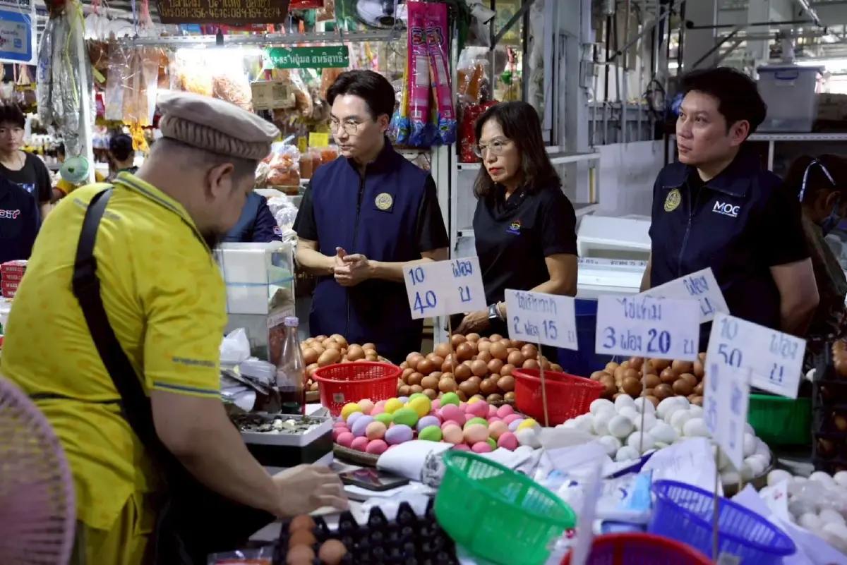 พาณิชย์ ตรวจ 3 ตลาดดัง คุมราคาสินค้า พบไข่ไก่ขยับเล็กน้อย ย้ำห้ามฉวยโอกาสขึ้นราคา
