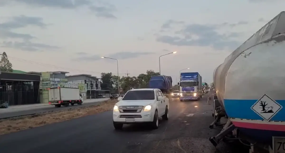 รถติดแล้ว เหตุด่วน รถน้ำมันเบนซิน พลิกคว่ำ ถนนมิตรภาพ มีน้ำมันรั่ว