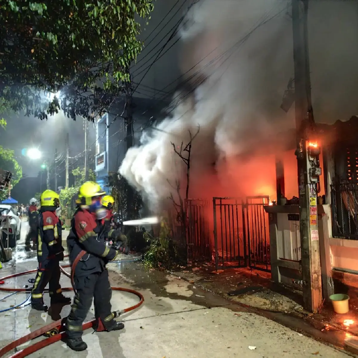 ไฟไหม้บ้านเรือนประชาชน ซอยพหลโยธิน 63 บางเขน ฉีดน้ำ ดับเพลิงวุ่น