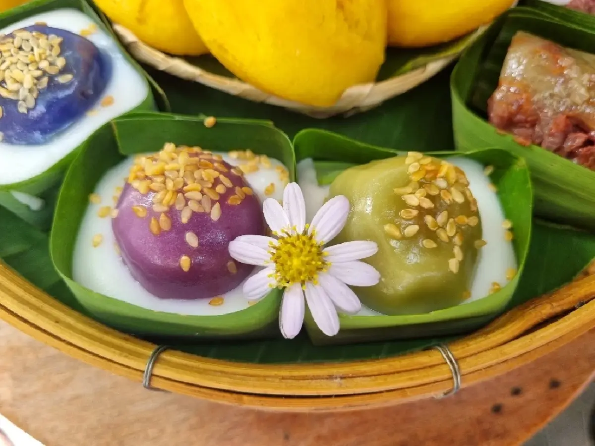 ชิมขนมไทย ‘ยายทำให้หลานขาย’ ชม ‘พระแม่ธรณีสวยที่สุด’ ที่นนทบุรี