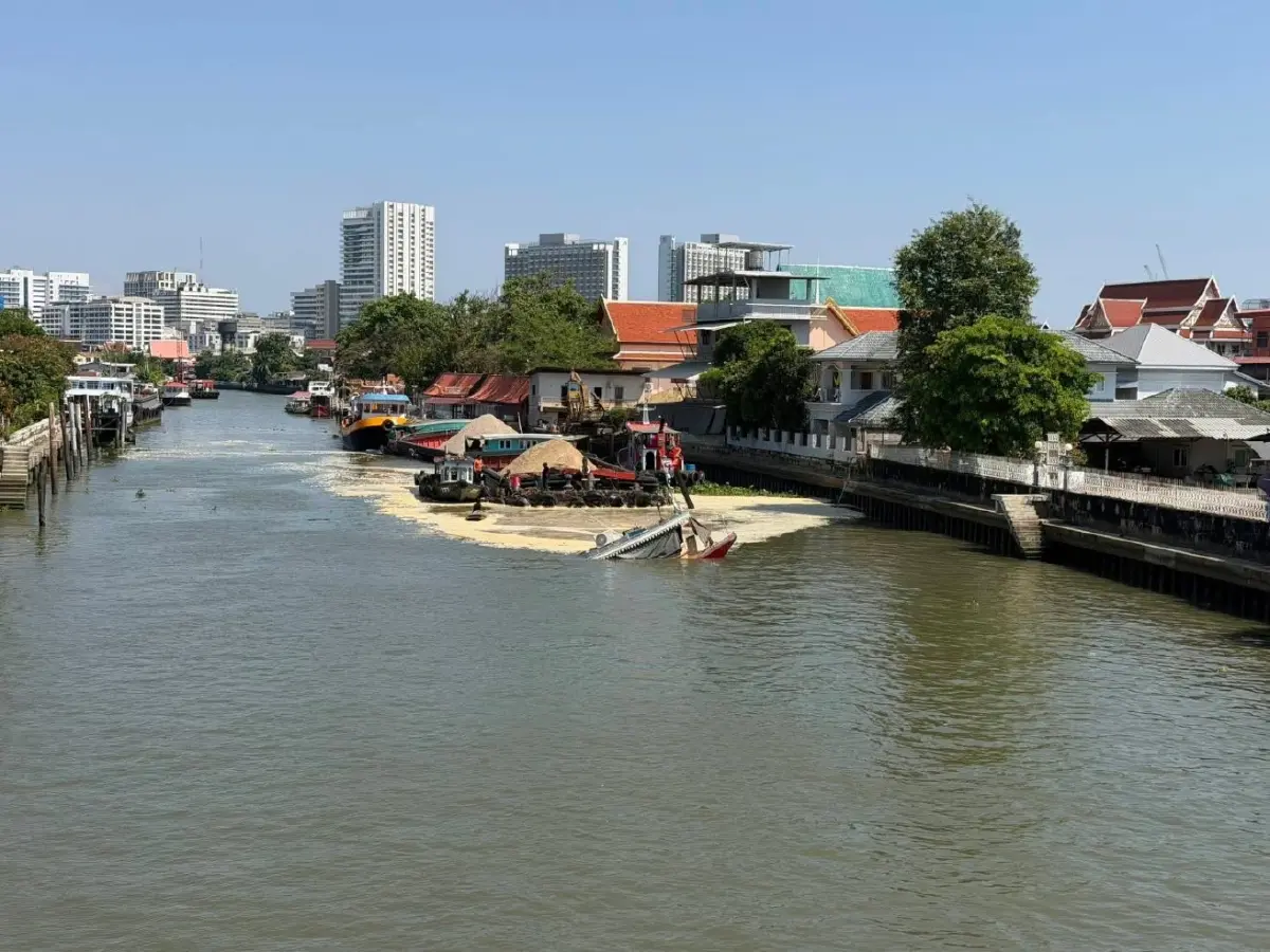 ด่วน เกิดเหตุ 'เรือล่ม' กลางคลองบางกอกน้อย เจ้าหน้าที่กู้ภัยทางน้ำระดมกำลังเข้าช่วยเหลือ