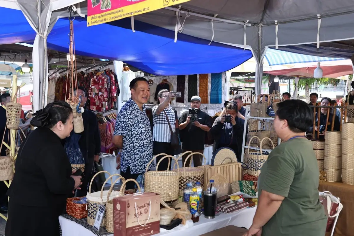 'อนุทิน' โชว์ประหยัดน้ำมัน นำคณะนั่งสามล้อชมงาน 'DNA นครพนม'