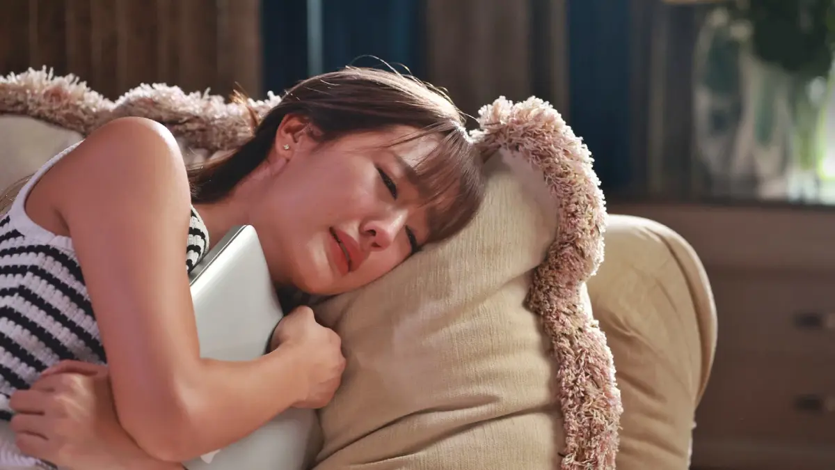 เรื่องย่อ รักหักหลัง ละครดราม่าเข้มข้น พาย-เกรท-กระทิง เปิดฉากรักสามเส้า คืนนี้ตอนแรก