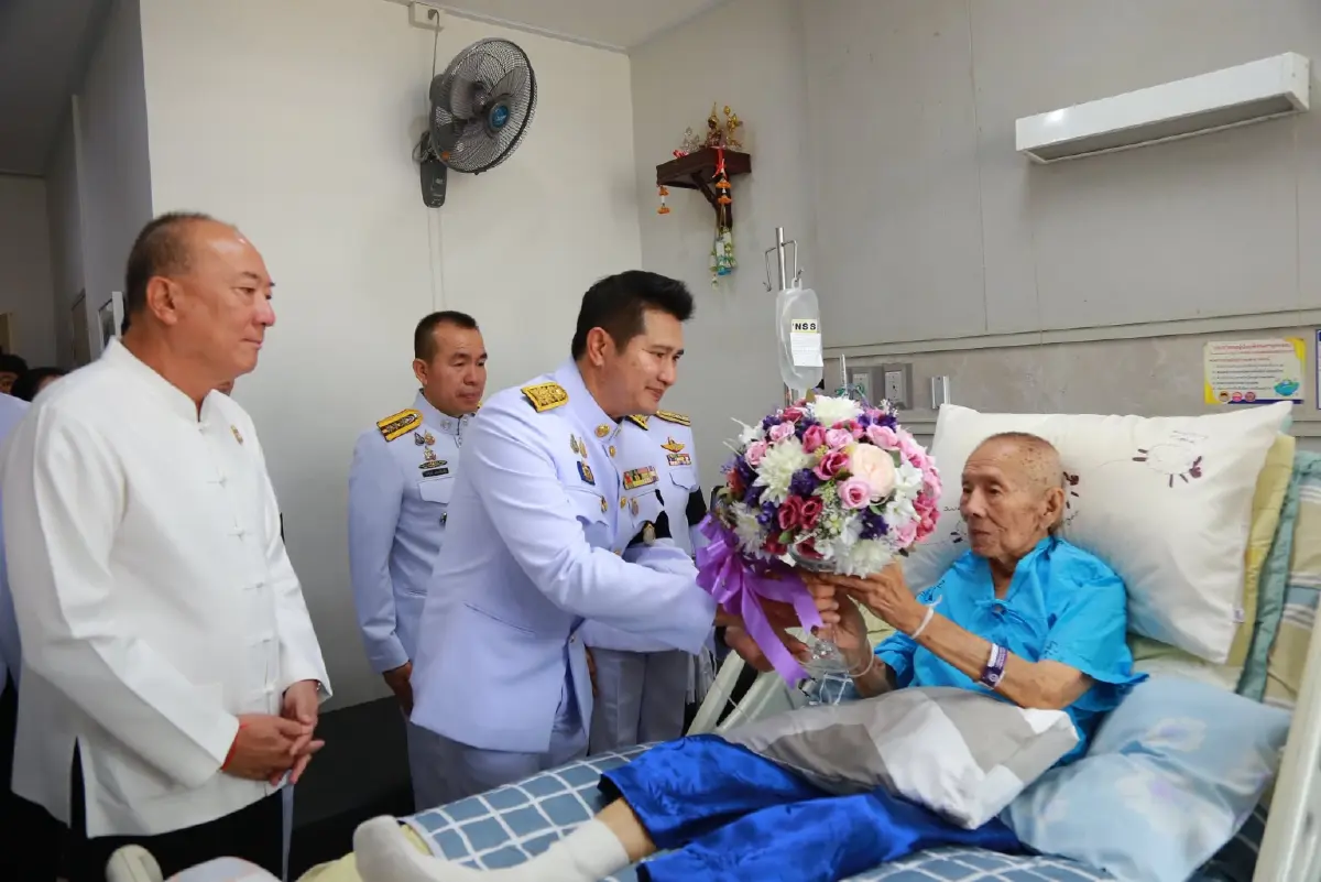 โปรดเกล้าฯพระราชทานแจกันดอกไม้ แก่ พล.อ.วาภิรมย์ มนัสรังษี