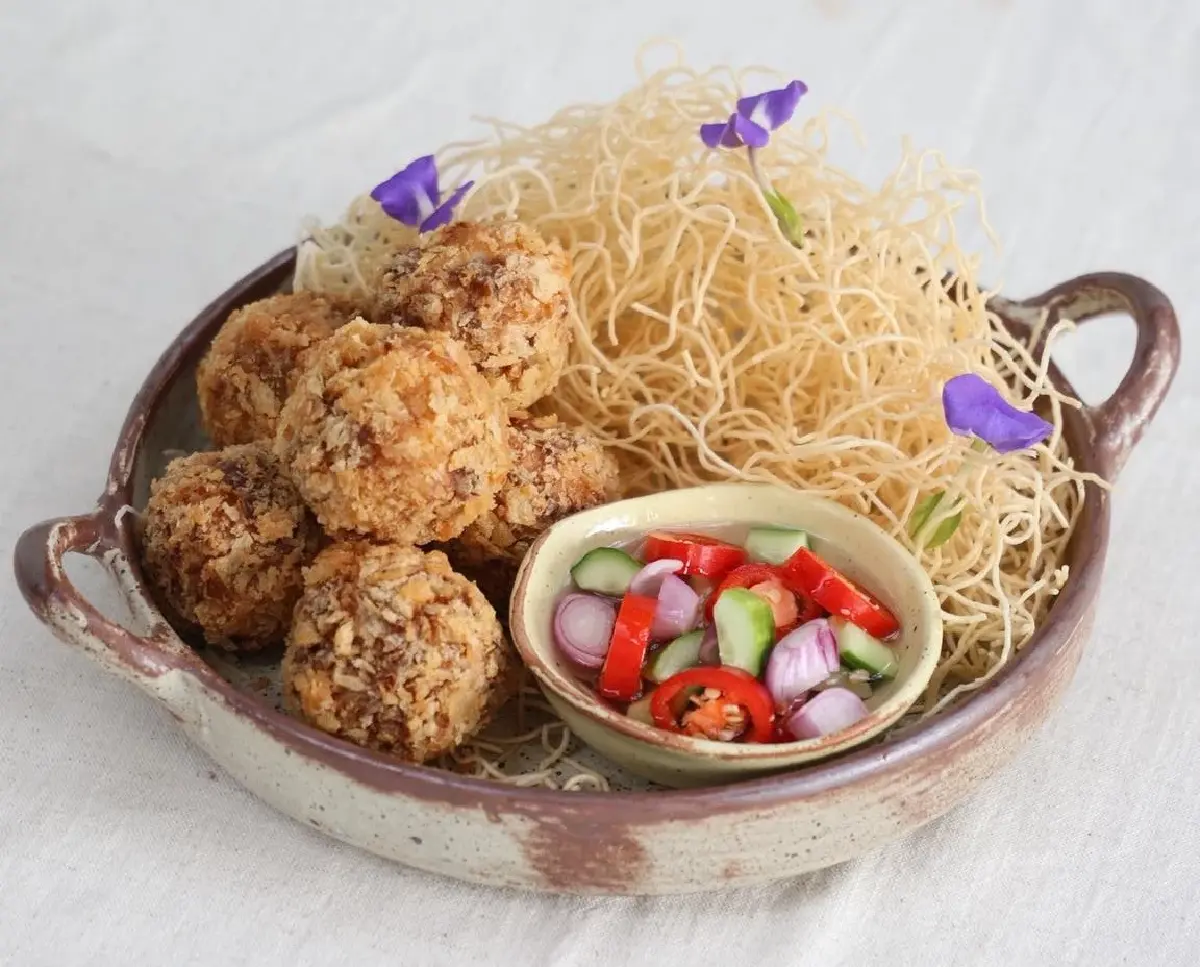 นัดดวลสองเชฟ 'บ้านนอกเข้ากรุง' กับ 'เชฟไก่ - ธนัญญา ไข่แก้ว'