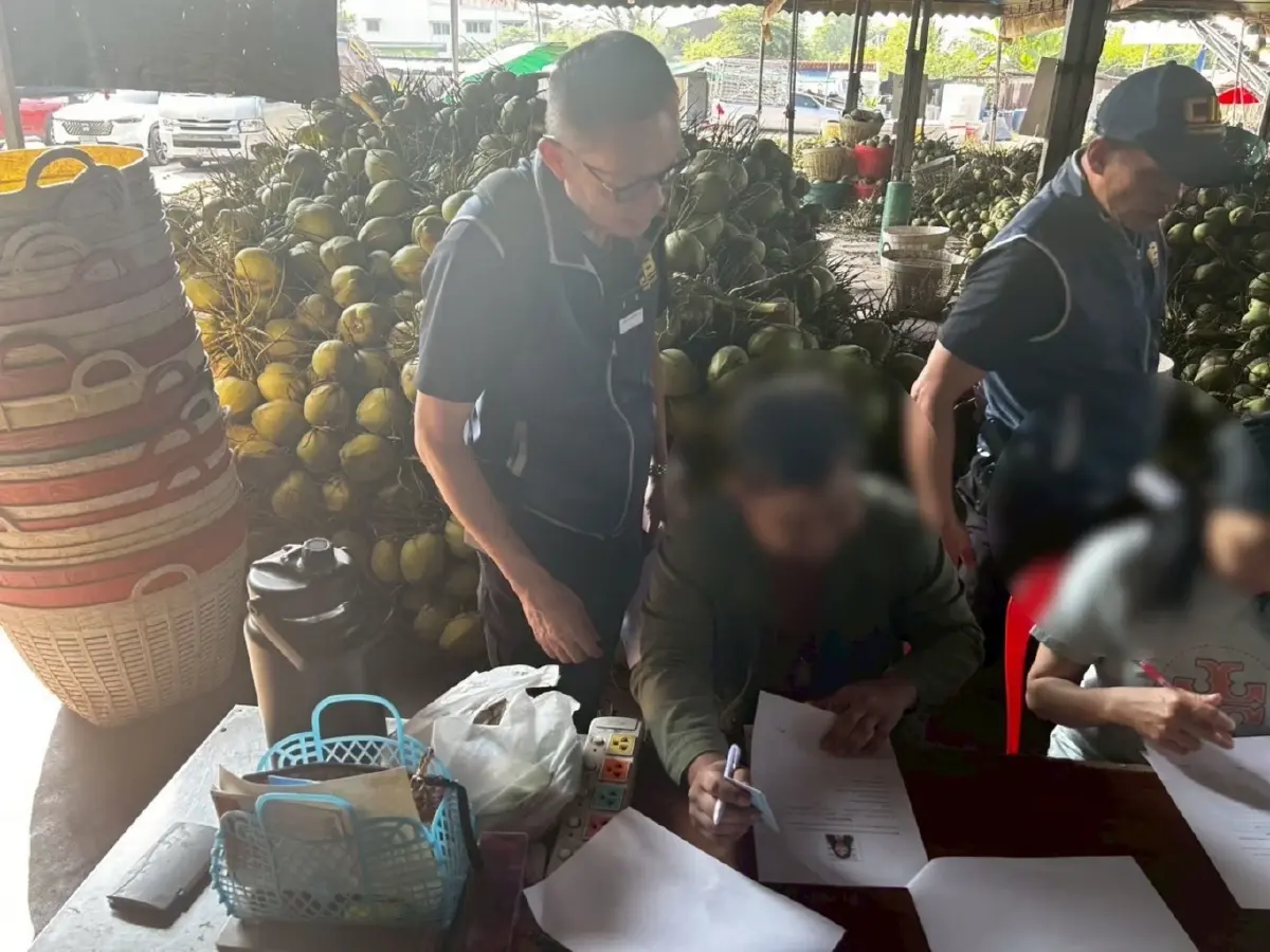 ทลายนอมินีทุนจีน ล้งมะพร้าวราชบุรี 8 จุด กดราคาเกษตรกรเหลือ 2 บาท