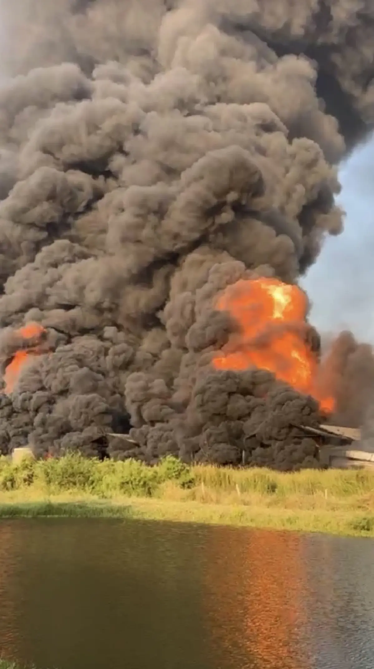 ด่วน! ไฟไหม้ โรงงานทินเนอร์ จ.ฉะเชิงเทรา ควันดำพวยพุ่ง ยังคุมเพลิงไม่ได้