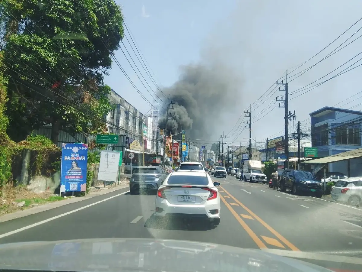 ไฟไหม้อาคารกลางเมืองภูเก็ต เร่งควบคุมเพลิงด่วน มีผู้บาดเจ็บ