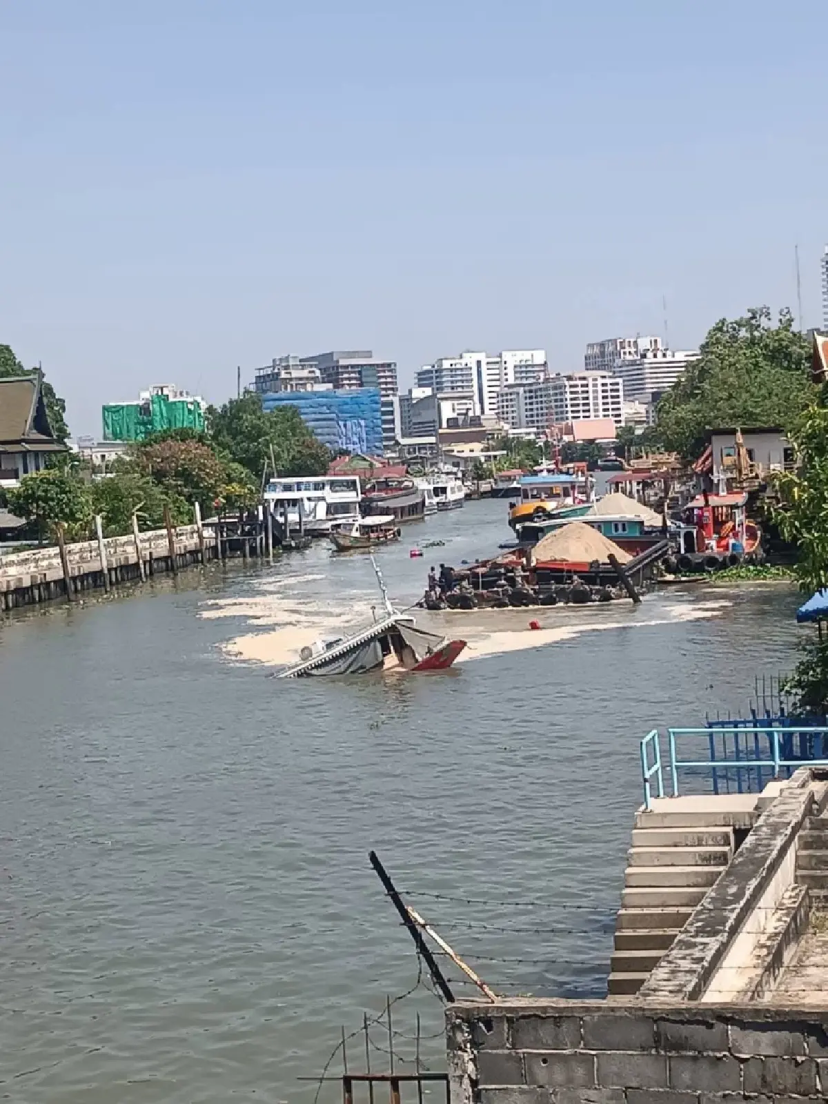 ด่วน เกิดเหตุ 'เรือล่ม' กลางคลองบางกอกน้อย เจ้าหน้าที่กู้ภัยทางน้ำระดมกำลังเข้าช่วยเหลือ