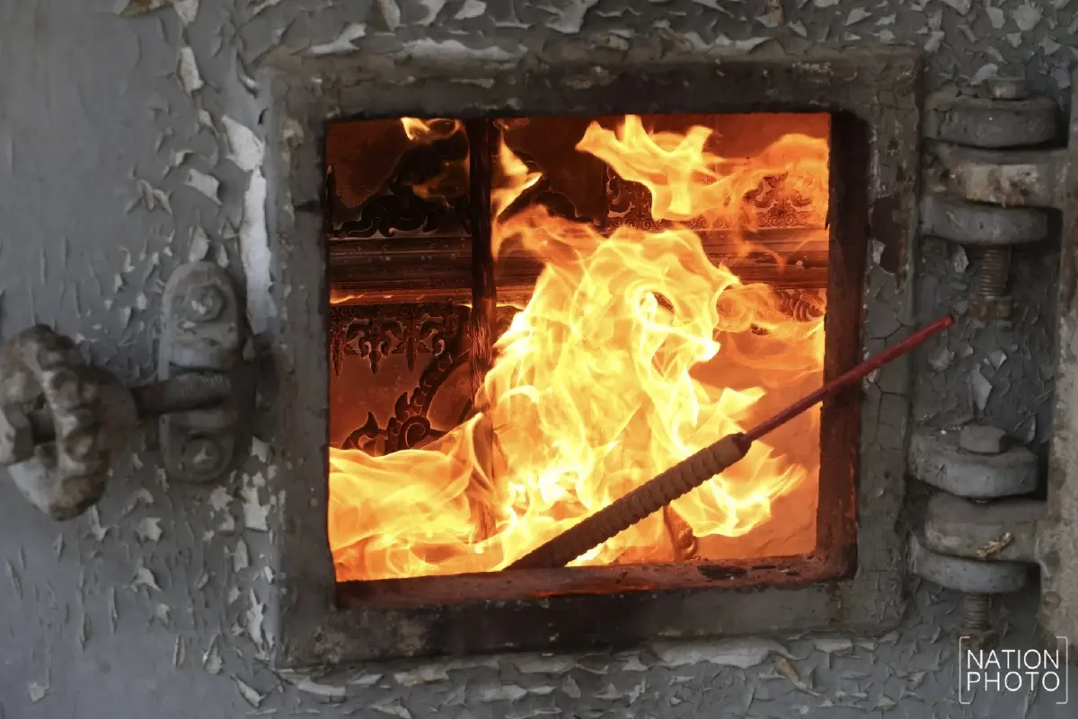 วิกฤตน้ำมันแพง-ขาดแคลน วัดเชียงใหม่ปรับใช้ 'ฟืน' เผาศพ ช่วยลดค่าใช้จ่าย