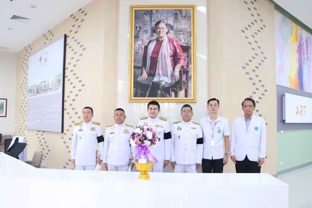 โปรดเกล้าฯพระราชทานแจกันดอกไม้ แก่ พล.อ.วาภิรมย์ มนัสรังษี