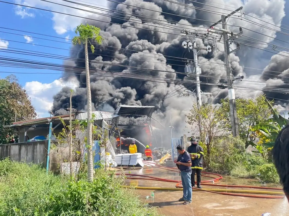 'ธนกร' สั่งหยุดกิจการ! เหตุเพลิงไหม้โรงงานรีไซเคิลปราจีนฯ 2 แห่ง คาดเสียหาย 20 ล้าน