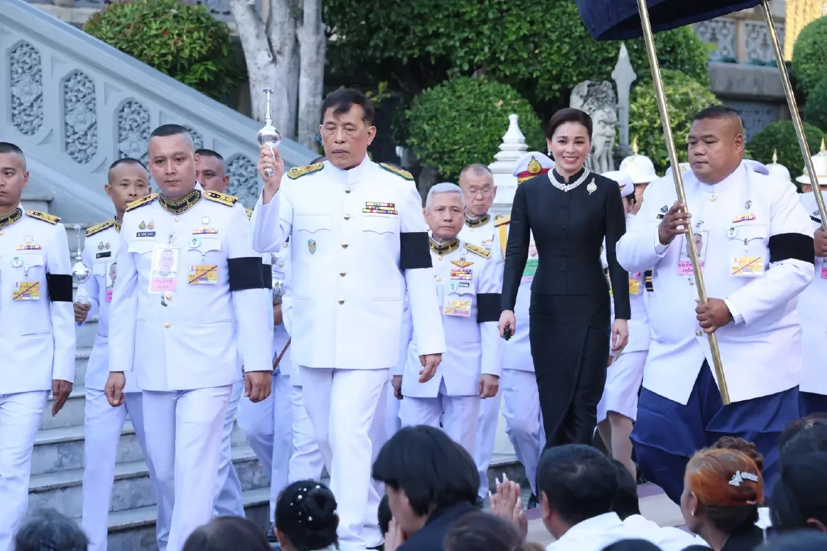 ในหลวง-พระราชินี ทรงเปลี่ยนเครื่องทรงฤดูหนาวเป็นเครื่องทรงฤดูร้อน ถวายพระแก้วมรกต