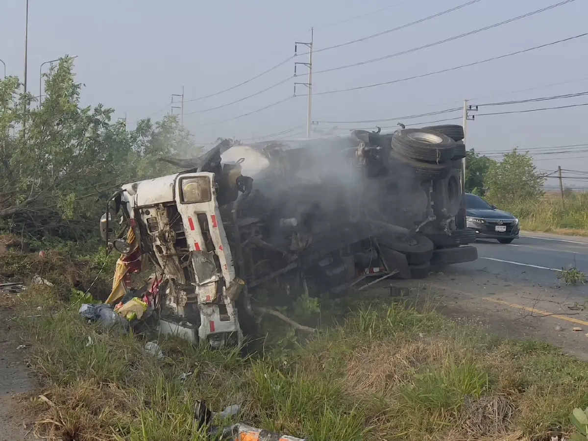 ระทึก 'รถบรรทุกน้ำมัน' พลิกคว่ำ! น้ำมันรั่วไหลถนนมิตรภาพ นครราชสีมา