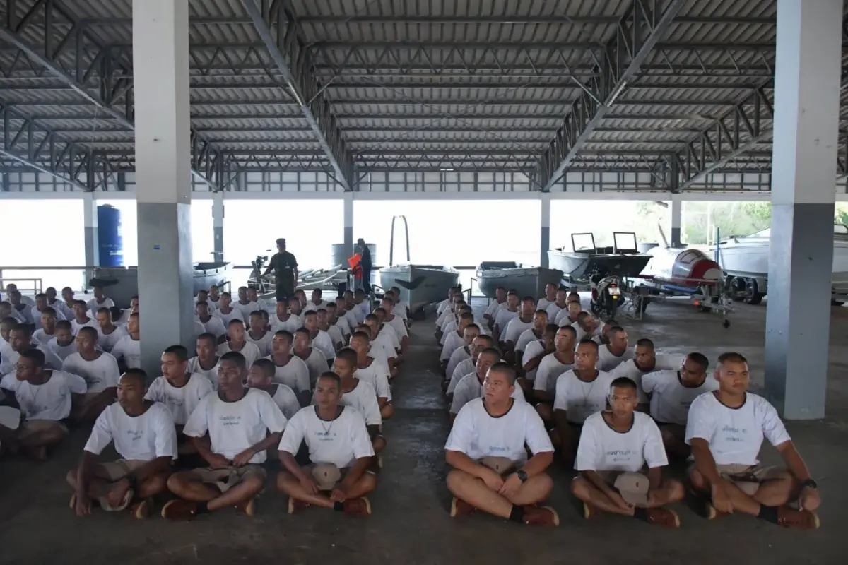 ศูนย์ฝึกทหารใหม่ จัดกิจกรรมฝึกตีกระเชียงในทะเล สร้างเหล็กในคน