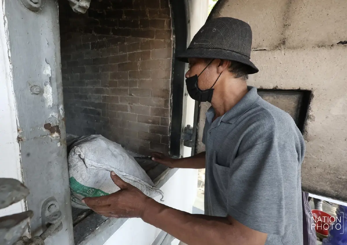 วิกฤตน้ำมันแพง-ขาดแคลน วัดเชียงใหม่ปรับใช้ 'ฟืน' เผาศพ ช่วยลดค่าใช้จ่าย