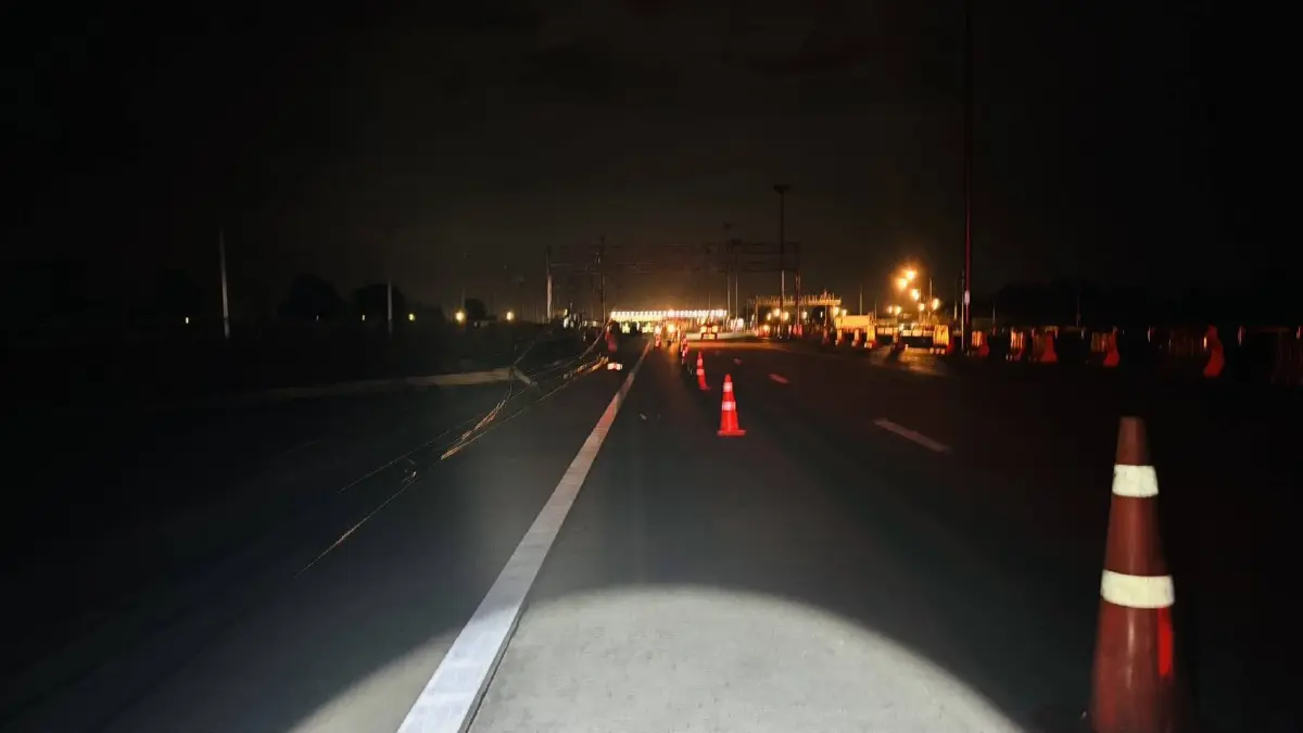 พายุฤดูร้อนถล่มโคราช เสาไฟล้มขวางมอเตอร์เวย์ M6 ด่านขามทะเลสอ