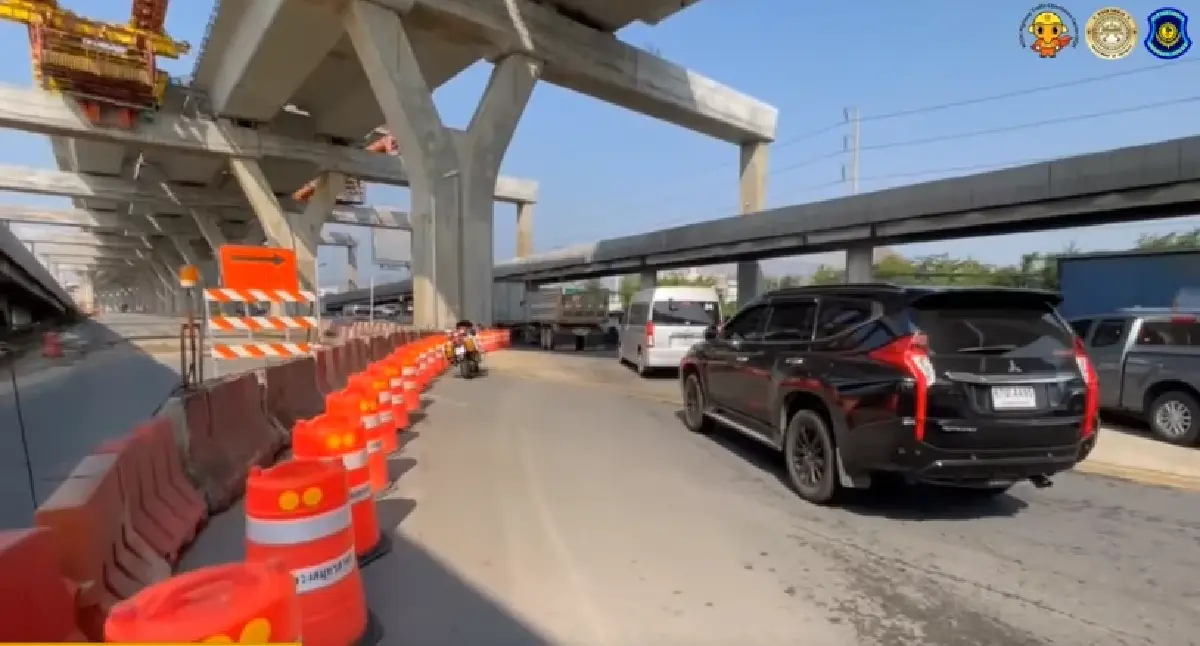 น้ำท่วมถนนพระราม 2 หลังฝนตกหนัก เร่งระบายน้ำ รถติดท้ายแถวสะสม