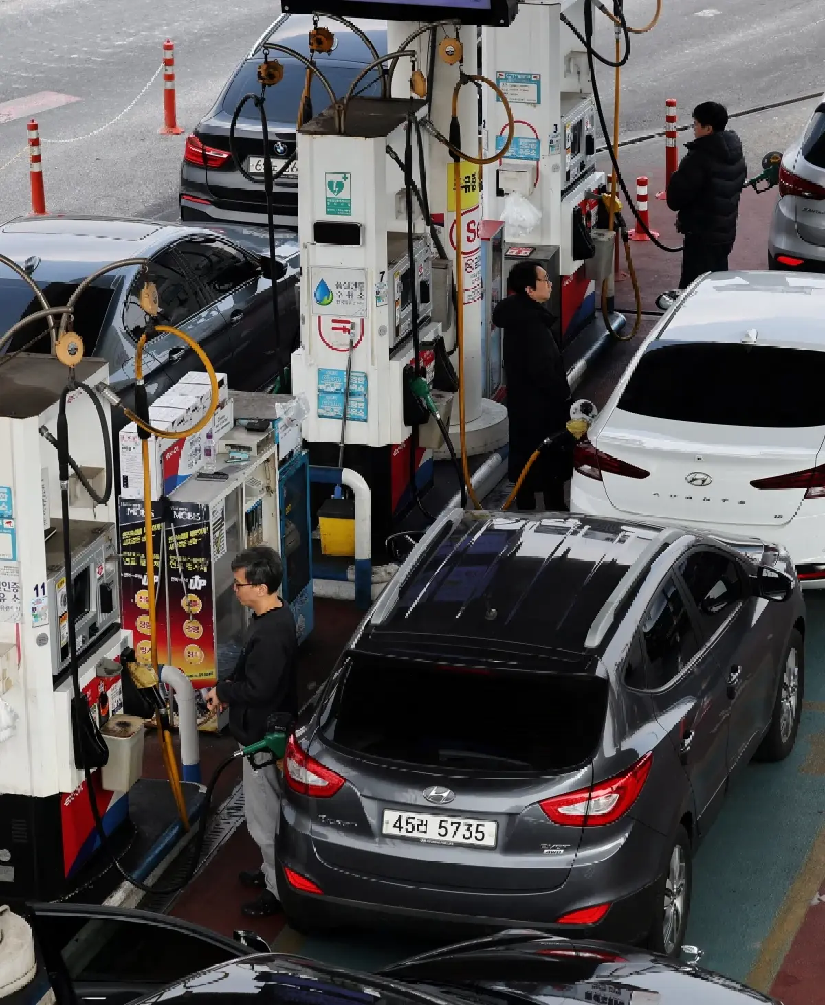 รวมภาพชุด 'ปั๊มแตกทั่วโลก' วิกฤติน้ำมันแพง-ขาดแคลนหนัก