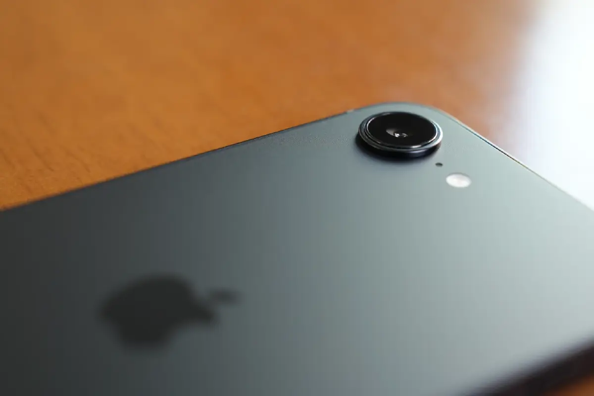 แกะกล่องรีวิว 'iPhone 17e' ไอโฟนรุ่นคุ้มค่าที่สุดแห่งปี 2026