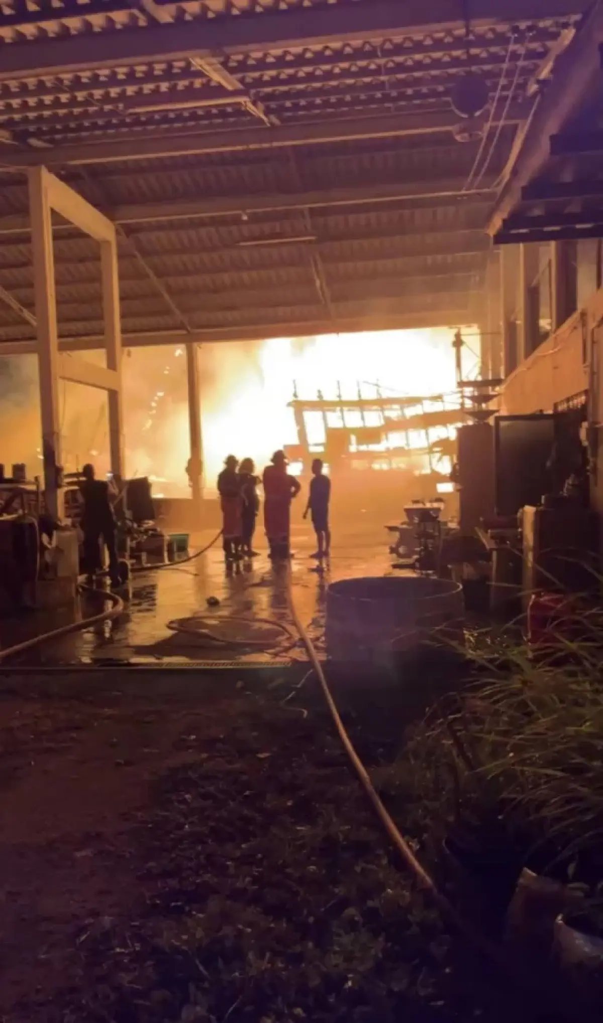 ระทึก ไฟไหม้เรือประมงหลายลำ ณ ท่าเทียบเรือเจ้าท่า อ.ขนอม นครศรีฯ