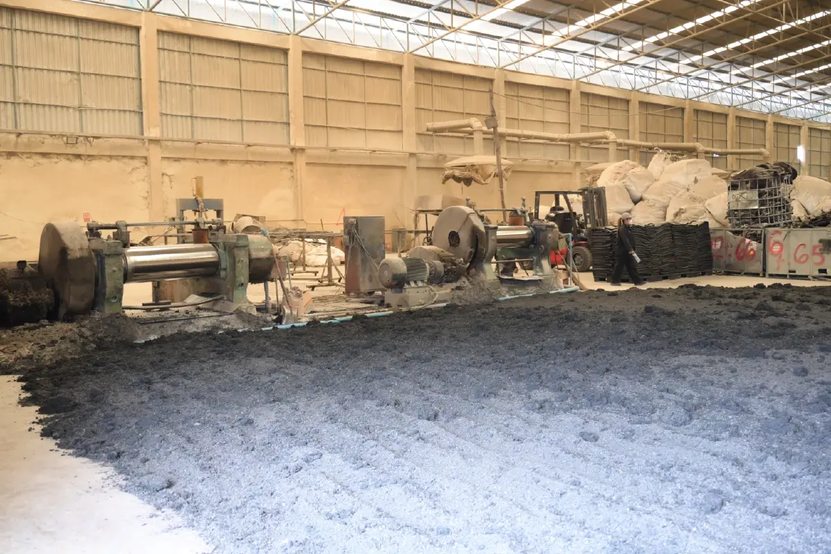 'ธนกร' สั่งบุกโรงงานเขตฟรีโซน จ.ชลบุรี เจอขยะอิเล็กทรอนิกส์เถื่อนคาโกดัง