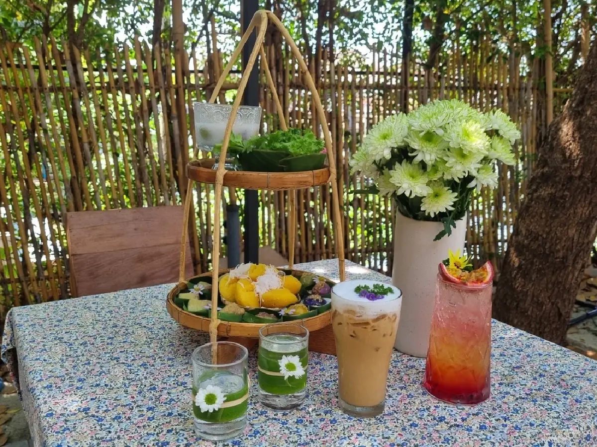 ชิมขนมไทย ‘ยายทำให้หลานขาย’ ชม ‘พระแม่ธรณีสวยที่สุด’ ที่นนทบุรี