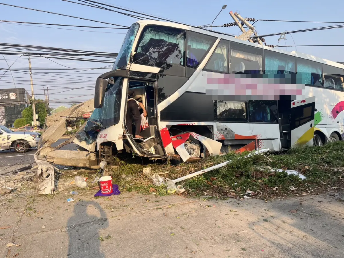 ด่วน รถทัวร์เสียหลักชนเสาไฟ หัก 2 ท่อน ที่เพชรบุรี บาดเจ็บอื้อ