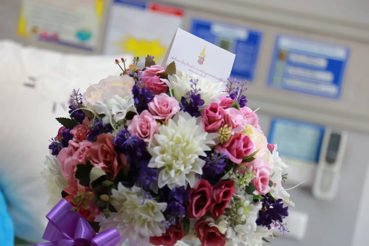 โปรดเกล้าฯพระราชทานแจกันดอกไม้ แก่ พล.อ.วาภิรมย์ มนัสรังษี