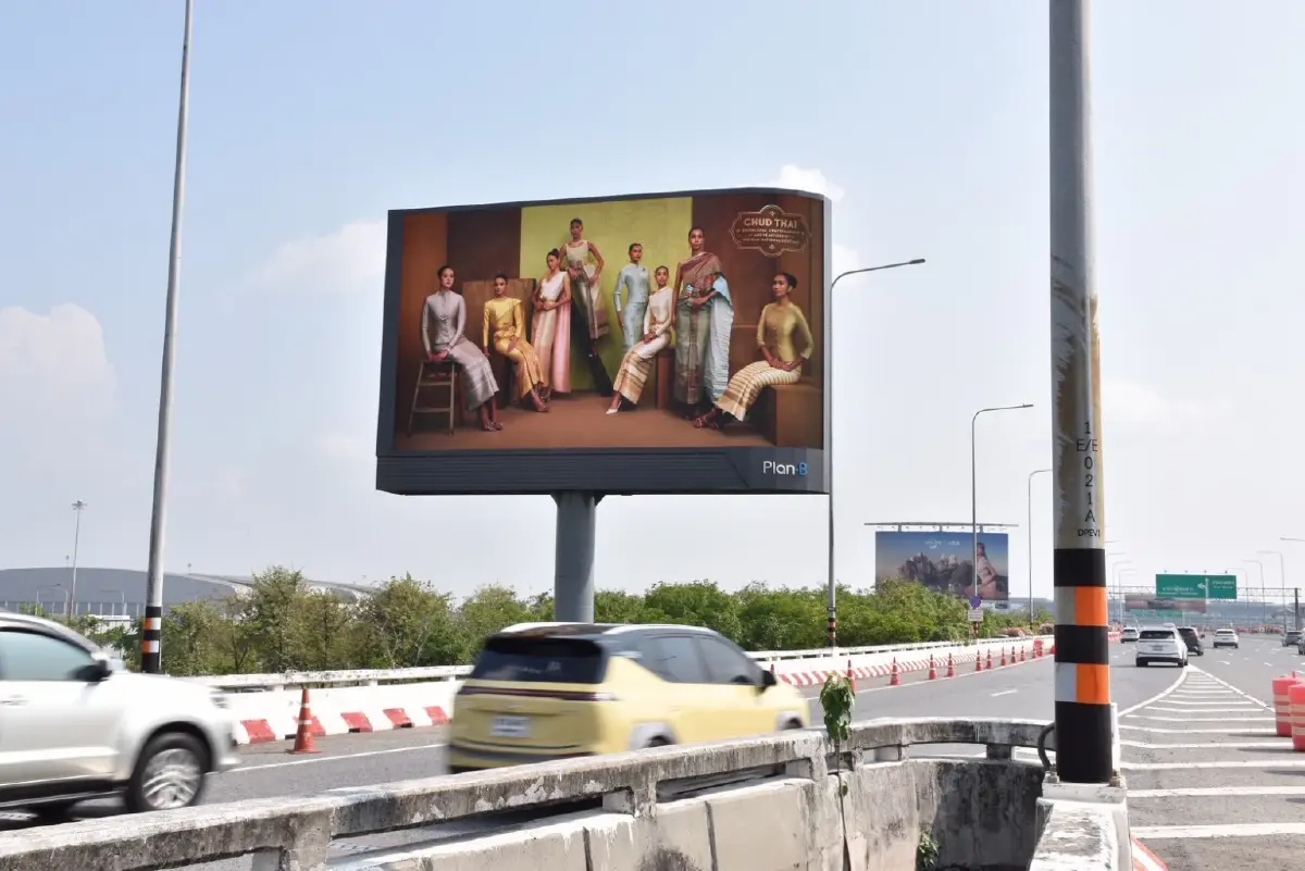 ชุดไทยพระราชนิยม ขึ้นบิลบอร์ดทั่วกรุง  เตรียมขึ้นทะเบียนมรดกโลกปีนี้