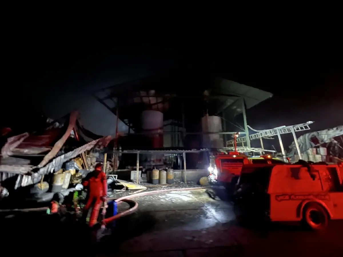 'ธนกร' สั่งหยุดโรงงานทินเนอร์ฉะเชิงเทราด่วน! หลังไฟไหม้โกดังสารเคมี