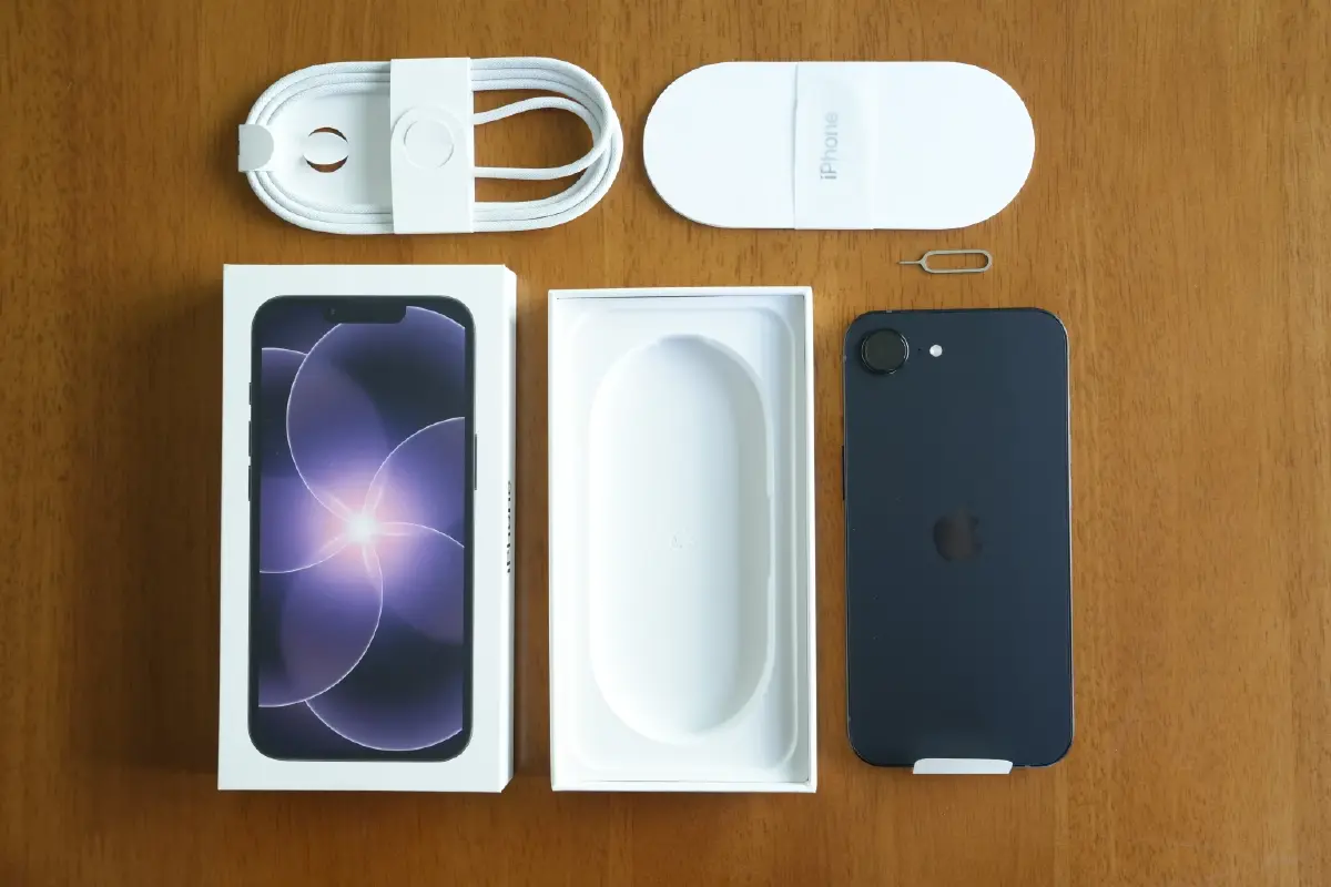 แกะกล่องรีวิว 'iPhone 17e' ไอโฟนรุ่นคุ้มค่าที่สุดแห่งปี 2026