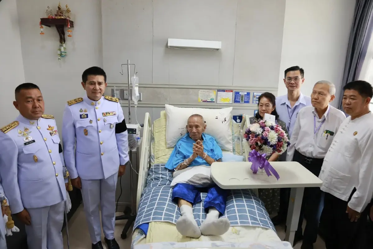 โปรดเกล้าฯพระราชทานแจกันดอกไม้ แก่ พล.อ.วาภิรมย์ มนัสรังษี