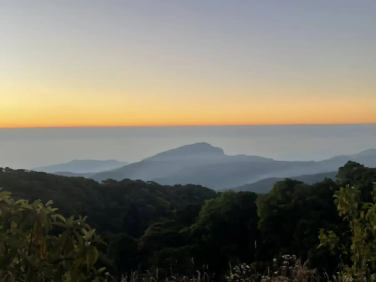 เชียงใหม่วันนี้ มีหนาว 9°C บนยอดดอยอินทนนท์ ชมแสงแรก กิ่วแม่ปาน