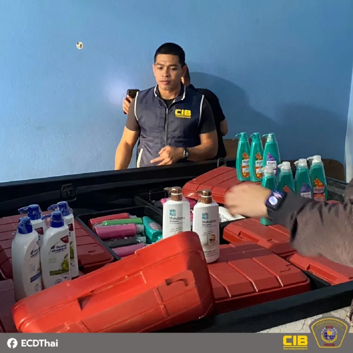 'แชมพู' ปลอมแบรนด์ดัง อ้างหลุด QC ตระเวนขายตลาดนัด จับลุงกวนมือ