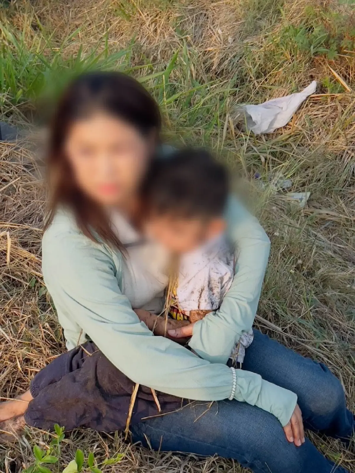 ระทึก 'รถบรรทุกน้ำมัน' พลิกคว่ำ! น้ำมันรั่วไหลถนนมิตรภาพ นครราชสีมา