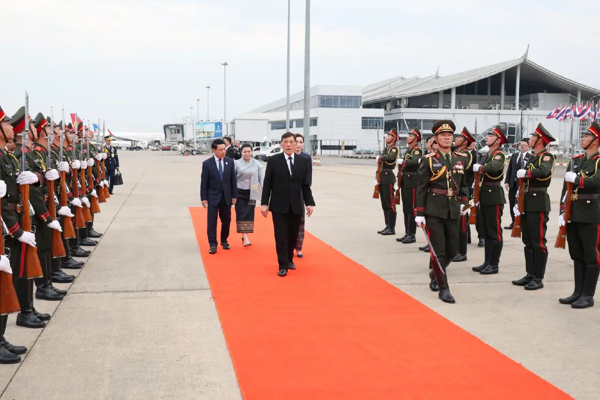 ในหลวง-พระราชินี เสด็จฯไปทรงสักการะพระธาตุหลวง เสร็จสิ้นทรงเสด็จฯกลับจากเยือนสปป.ลาว