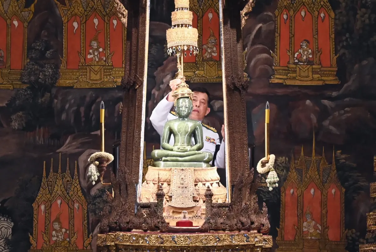 ในหลวง-พระราชินี ทรงเปลี่ยนเครื่องทรงฤดูหนาวเป็นเครื่องทรงฤดูร้อน ถวายพระแก้วมรกต