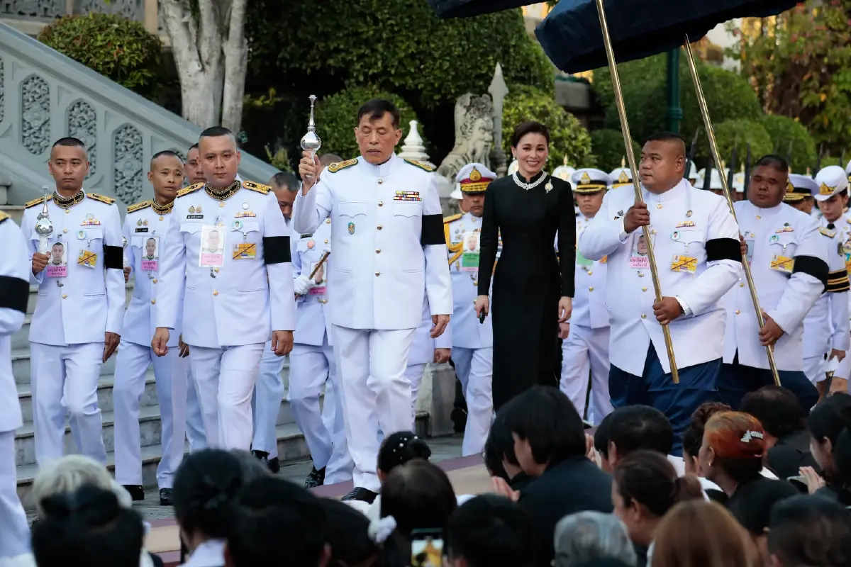 ในหลวง-พระราชินี ทรงเปลี่ยนเครื่องทรงฤดูหนาวเป็นเครื่องทรงฤดูร้อน ถวายพระแก้วมรกต