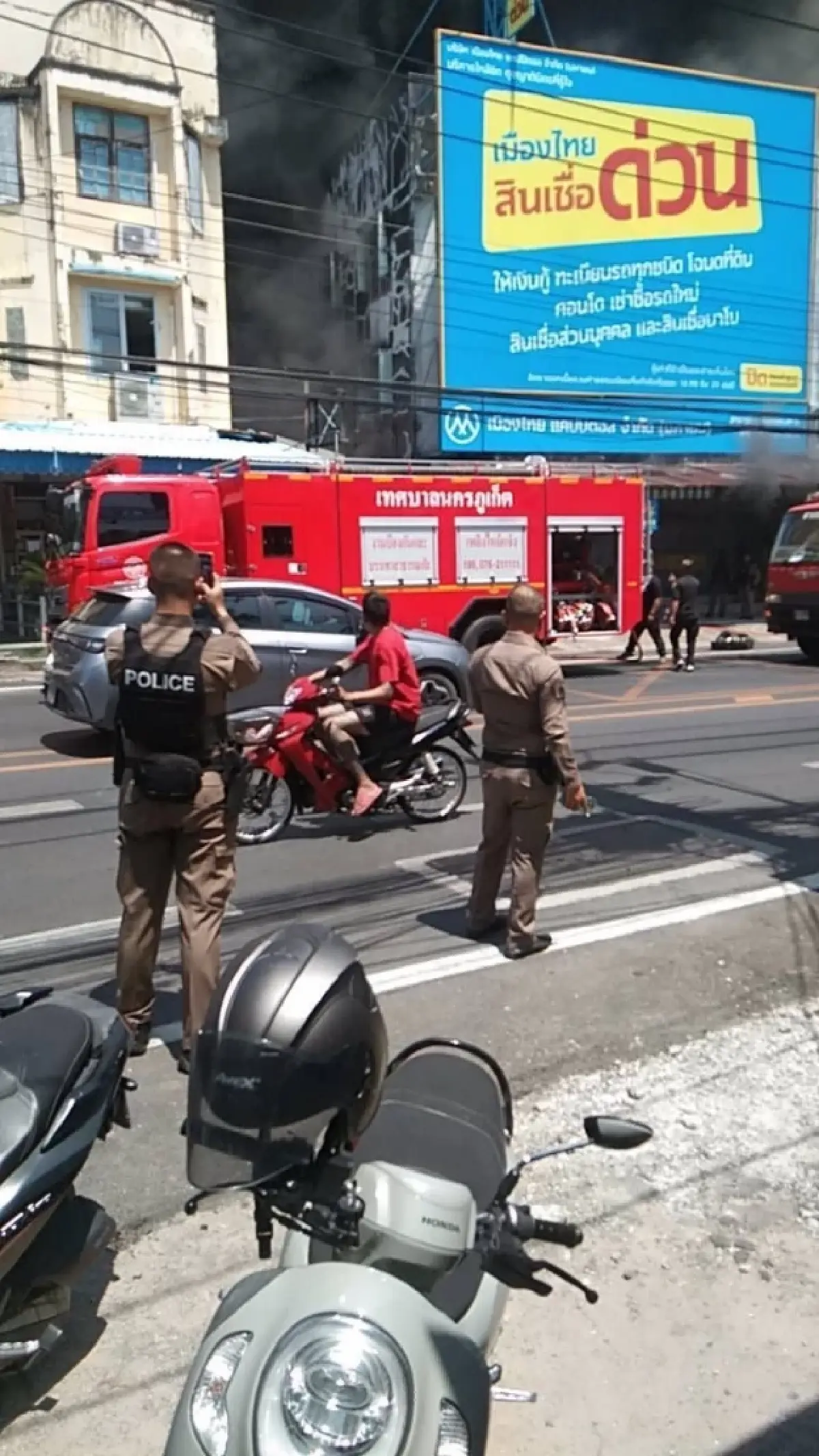 ไฟไหม้อาคารกลางเมืองภูเก็ต เร่งควบคุมเพลิงด่วน มีผู้บาดเจ็บ