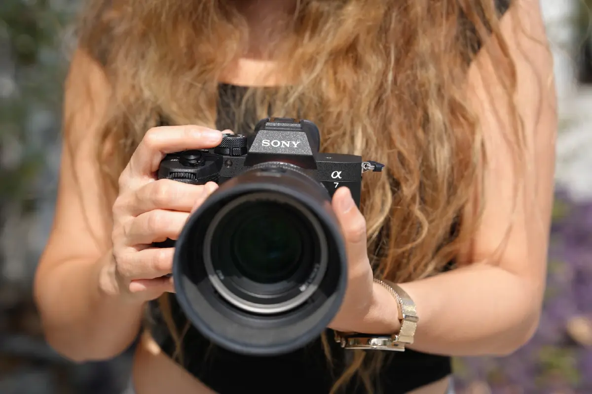 ดีจริงไหม? รีวิว 'Sony Alpha 7 V' หน้าตาคล้ายเดิม เพิ่มเติมฉลาดขึ้น