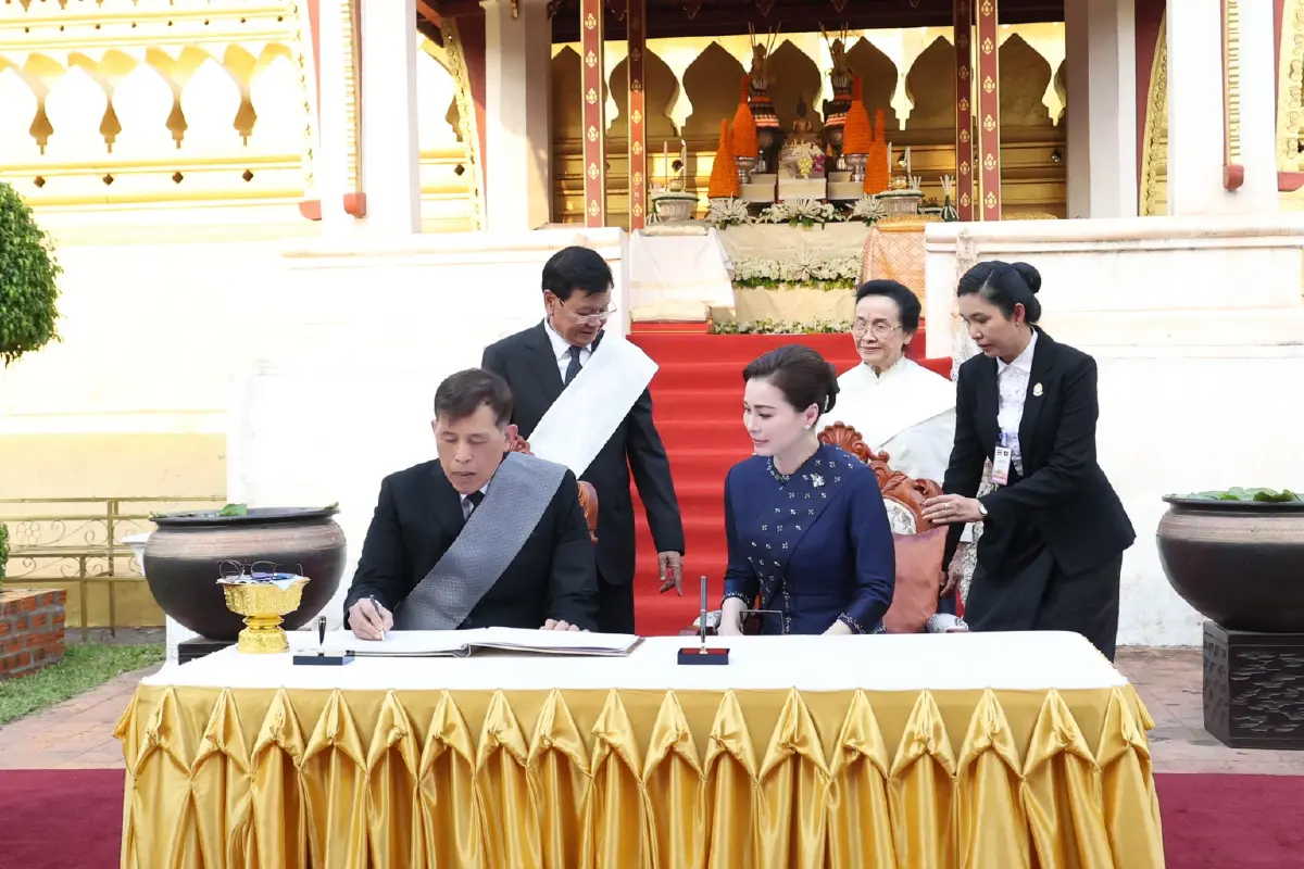 ในหลวง-พระราชินี เสด็จฯไปทรงสักการะพระธาตุหลวง เสร็จสิ้นทรงเสด็จฯกลับจากเยือนสปป.ลาว