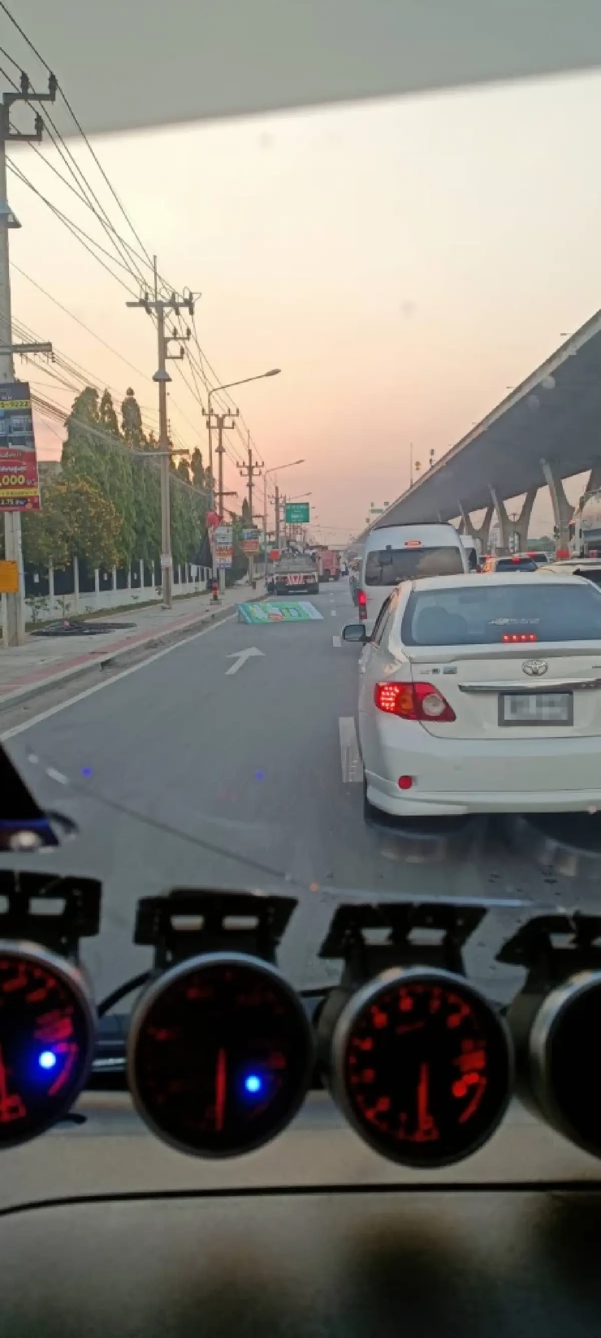 ด่วน ถนนบางนา-ตราด รถติดมาก รถบรรทุกชนรถบัสหลายคัน กม.32 ขาออก