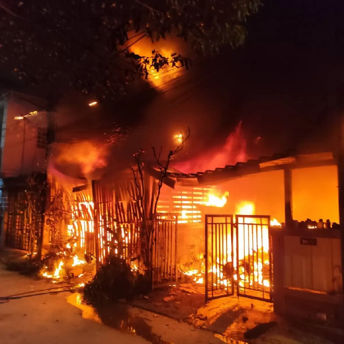 ไฟไหม้บ้านเรือนประชาชน ซอยพหลโยธิน 63 บางเขน ฉีดน้ำ ดับเพลิงวุ่น