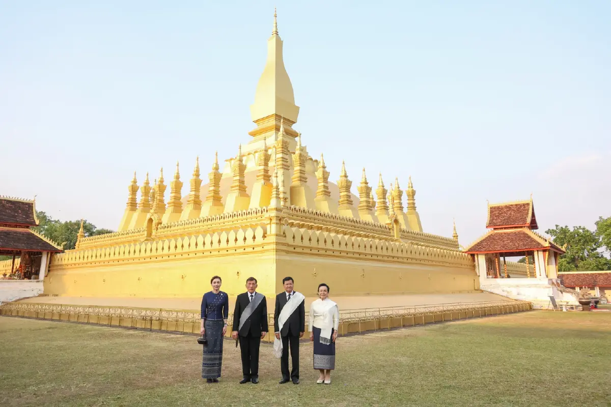 ในหลวง-พระราชินี เสด็จฯไปทรงสักการะพระธาตุหลวง เสร็จสิ้นทรงเสด็จฯกลับจากเยือนสปป.ลาว