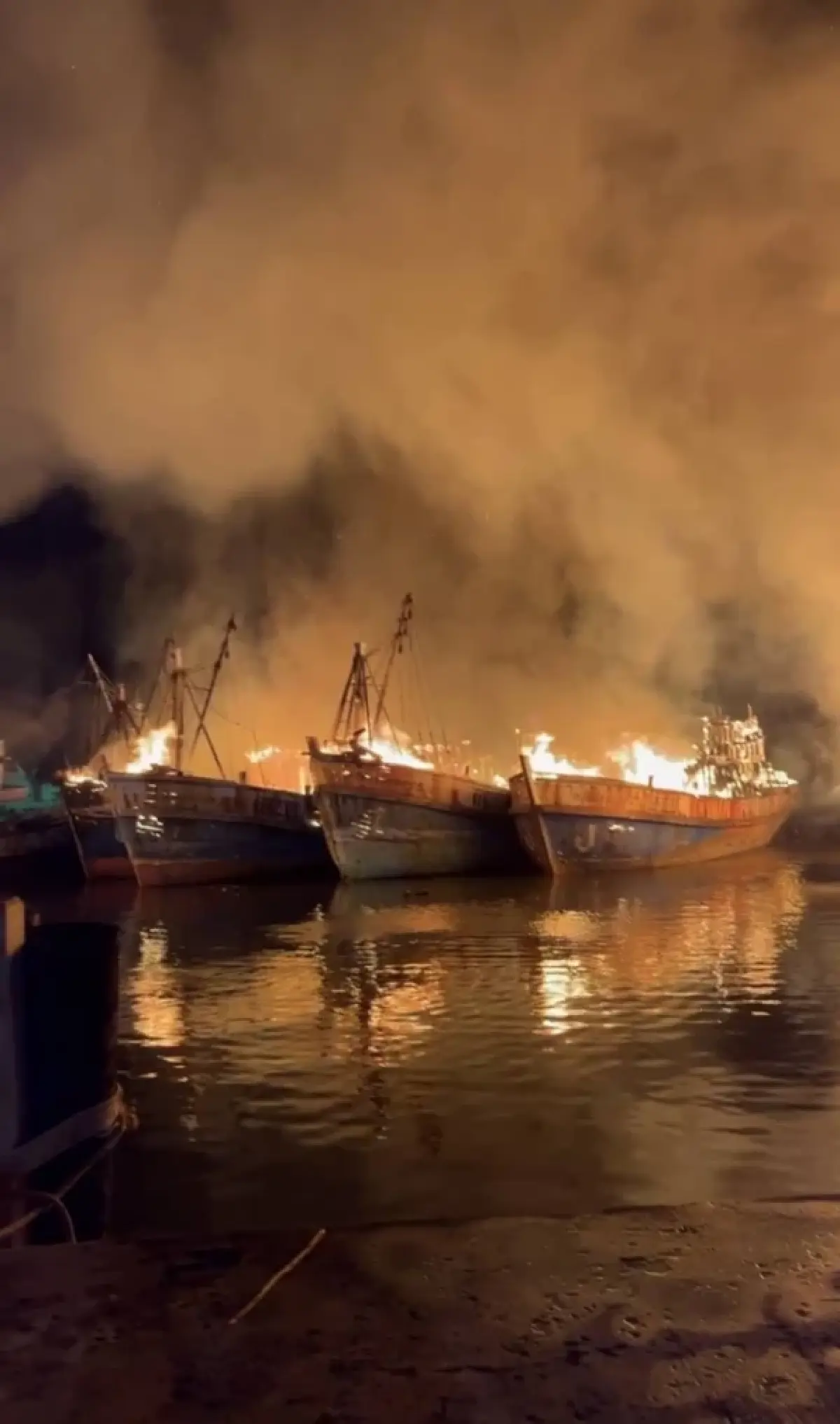 ระทึก ไฟไหม้เรือประมงหลายลำ ณ ท่าเทียบเรือเจ้าท่า อ.ขนอม นครศรีฯ