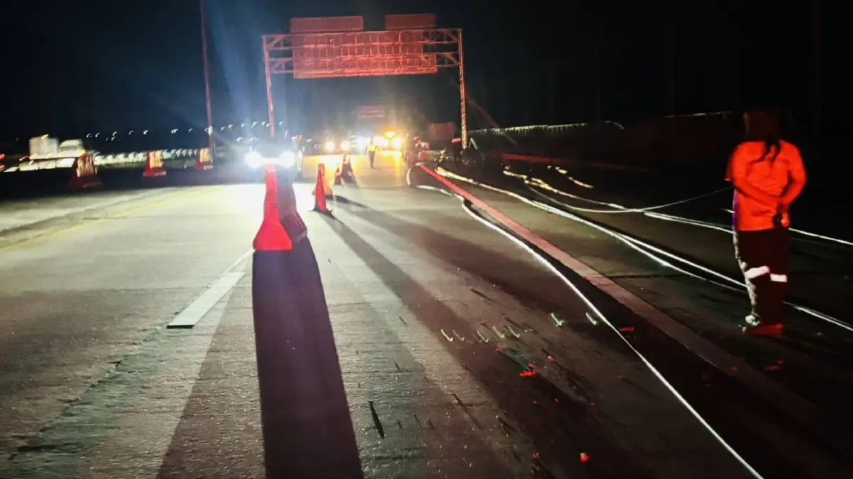 พายุฤดูร้อนถล่มโคราช เสาไฟล้มขวางมอเตอร์เวย์ M6 ด่านขามทะเลสอ